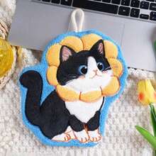 Toalha de lã coral em formato de gato, 1/4 peça, toalha de mão, design de gato irresistivelmente feliz, toque macio superabsorvente, design vertical que economiza espaço, adequada para decoração de banheiro e cozinha, cores vibrantes e padrões divertidos, pode ser usada como pano de prato, toalha demaquilante ou companheira de exercícios, macia e suave para a pele, também ótima para decoração de casa ou presentes para familiares e amigos, presente de volta às aulas, presente de Halloween/Natal