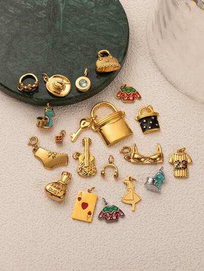 1 件时尚精致热销不锈钢扑克牌套小提琴牛仔帽皇冠吊坠，镀 18K 金，DIY 珠宝配饰、项链、手链、钥匙扣，易于搭配，可作为精美吊坠佩戴。