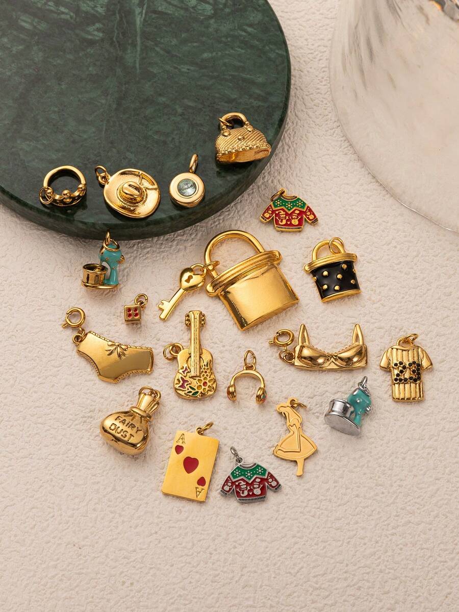 1 件时尚精致热销不锈钢扑克牌套小提琴牛仔帽皇冠吊坠，镀 18K 金，DIY 珠宝配饰、项链、手链、钥匙扣，易于搭配，可作为精美吊坠佩戴。