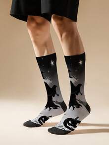 1 par de calcetines con degradado gris y negro de bruja y luna, calcetines de poliéster de estilo gótico de impresión digital de alta definición, tacto suave, para celebración de Halloween, regalo y uso diario