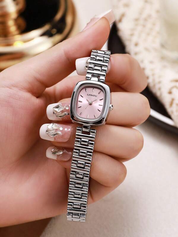 LIANDU LIANDU Este reloj de mujer presenta una esfera cuadrada, con un estilo vintage, elegante y minimalista. La esfera está adornada con marcas numéricas precisas. Viene con una correa de acero inoxidable desmontable, lo que lo hace muy adecuado para el uso diario, regalos de cumpleaños, fiestas y reuniones festivas. Es una opción ideal como regalo para usted o sus amigos.