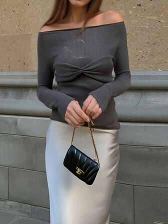 秋冬女装上衣女时尚优雅简约休闲日常通勤纯色胸前扭结蝴蝶结设计领口袖口下摆卷边设计露肩一字肩大领口长袖针织上衣，商务休闲女装，秋季上衣，露肩上衣，一字肩上衣，露肩毛衣，一字肩毛衣