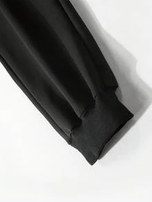 男士黑色抽绳运动裤，弹性腰带，休闲运动风，适合日常穿着和锻炼。