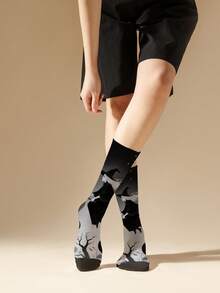 1 par de calcetines con degradado gris y negro de bruja y luna, calcetines de poliéster de estilo gótico de impresión digital de alta definición, tacto suave, para celebración de Halloween, regalo y uso diario
