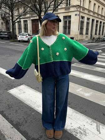 莱姆绿秋冬都市休闲女装秋冬优雅毛衣外套秋冬女装蓝绿色拼色立体花朵外套秋冬时尚舒适休闲百搭简约居家通勤设计立体花朵纽扣装饰V领长袖针织开衫女针织上衣毛衣