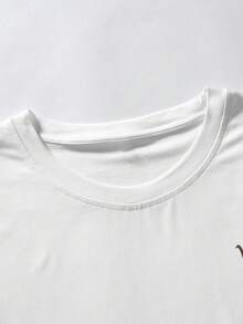 Camiseta estilizada blanca con estampado de patrón oceánico y gráfico de letras para hombre de YUNCHIC, adecuada para uso en verano, de nicho de alta gama, versátil para múltiples ocasiones - Blanco - Ver 3