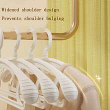 10 Unidades de Cabides Antiderrapantes e Sem Rastros para Roupas Grossas e Largas, Acabamento em Veludo, Suporte Resistente, Organizador de Armário Economizador de Espaço para Camisas, Blusas, Suéteres, Vestidos, Ternos e Casacos, Solução Ideal de Secagem de Roupas para Quartos Pequenos, Cabides com Ombros Largos e Aperto Seguro - Multicolorido - Visão 3