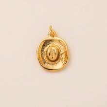 1 件时尚精致热销不锈钢扑克牌套小提琴牛仔帽皇冠吊坠，镀 18K 金，DIY 珠宝配饰、项链、手链、钥匙扣，易于搭配，可作为精美吊坠佩戴。