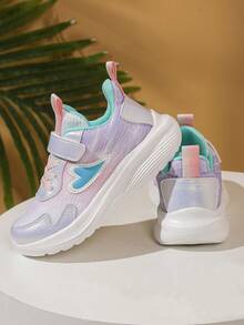 1 Paar modische, bequeme und leichte Frühlingssportschuhe für Kinder, zufällige Farbstreifen an der Seite, Sommer Mesh Ausschnitt Laufschuhe für große Kinder, rutschfeste und strapazierfähige EVA-Laufsohle für Schüler, geformtes Fußbett, weicher glänzender Boden, geeignet für den täglichen Gebrauch und Laufen