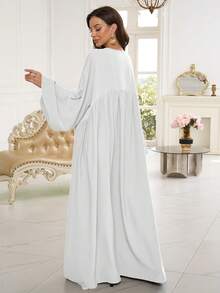 一件柔软透气亲肤的褶皱设计时尚百搭女式长袍，适合日常穿着。