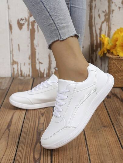 大码女式简约风格运动鞋，皮革鞋面，系带前开合，适合户外活动、休闲穿着和散步