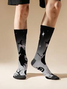 1 par de calcetines con degradado gris y negro de bruja y luna, calcetines de poliéster de estilo gótico de impresión digital de alta definición, tacto suave, para celebración de Halloween, regalo y uso diario