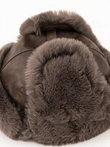 情侣款加厚保暖棉质PU皮耳罩雷风帽。保暖、防寒、防风，带链条的飞行帽。加厚棉质填充，适合户外骑行、滑雪等运动。这款耳罩是多功能冬季配饰，也是节日送礼的优雅之选。