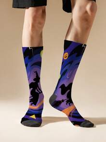 1 par de calcetines morados con estampado de remolino y bruja, calcetines versátiles de poliéster de media pantorrilla de impresión digital duradera para uso diario y celebraciones, ideales para eventos y regalos de Halloween