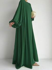 一件柔软透气亲肤的褶皱设计时尚百搭女式长袍，适合日常穿着。