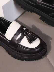 儿童黑白拼布柔软 PU 皮革圆头厚底乐福鞋，新款秋冬款式，适合男孩和女孩，流苏，时尚英伦风格休闲鞋，适合上学、日常穿着和度假