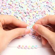 200/600 cuentas acrílicas cuadradas de 6 mm y redondas planas de 7 mm con diseño de cruz, cuentas espaciadoras sueltas para hacer joyas, pulseras y accesorios. - Fondo blanco con caracteres coloridos/círculo plano - Ver 6