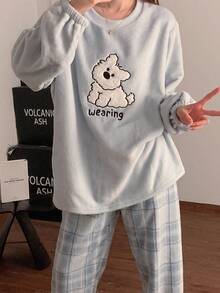 两件套女士格子印花法兰绒蓬松睡衣套装，圆领长袖上衣搭配长裤，秋冬季保暖舒适。