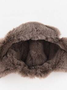 情侣款加厚保暖棉质PU皮耳罩雷风帽。保暖、防寒、防风，带链条的飞行帽。加厚棉质填充，适合户外骑行、滑雪等运动。这款耳罩是多功能冬季配饰，也是节日送礼的优雅之选。