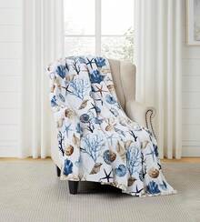 Manta de tiro de vida marina costera: Suave y esponjosa de felpa de terciopelo con tonos calmantes de azules y beige sobre blanco, accesorio para sofá, sofá, silla, cama o dormitorio (Conchas costeras)