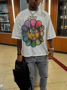 1 PCS Rainbow - Petaled Flower With Dollar Bills Nested In Petals. Front: A Mischievous Face With $ - Shaped Eyes And A Tongue Out; Back: A Stylized Symbol. It Dissects Street Culture's Playful Critique Of Materialism, Merging Sweet Aesthetics With Greed - Driven Motifs Via Gritty Textures, Spring/Summer/Fall Men Clothes, Regular Fit Shirt, Christmas & Halloween & Thanksgiving Day & Valentine's Day & Pride & Father's Day & Easter & Mother's Day & New Year & Spring Festival, Men's Round Neck Printed Short Sleeve Casual Everyday T-Shirt, They Are Excellent Gifts For Friends And Family, 100% Cotton T-Shirts Feature, A Youthful And Fashionable Design, Graphic Tees Men, Graphic Tees Women, Cachorro Feliz, Back To School - trắng - Xem 1