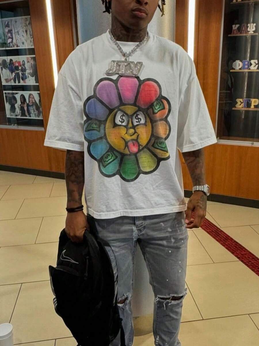 1 PCS Rainbow - Petaled Flower With Dollar Bills Nested In Petals. Front: A Mischievous Face With $ - Shaped Eyes And A Tongue Out; Back: A Stylized Symbol. It Dissects Street Culture's Playful Critique Of Materialism, Merging Sweet Aesthetics With Greed - Driven Motifs Via Gritty Textures, Spring/Summer/Fall Men Clothes, Regular Fit Shirt, Christmas & Halloween & Thanksgiving Day & Valentine's Day & Pride & Father's Day & Easter & Mother's Day & New Year & Spring Festival, Men's Round Neck Printed Short Sleeve Casual Everyday T-Shirt, They Are Excellent Gifts For Friends And Family, 100% Cotton T-Shirts Feature, A Youthful And Fashionable Design, Graphic Tees Men, Graphic Tees Women, Cachorro Feliz, Back To School - trắng - Xem 1