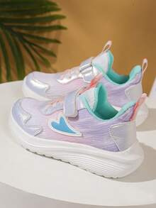 1 Paar modische, bequeme und leichte Frühlingssportschuhe für Kinder, zufällige Farbstreifen an der Seite, Sommer Mesh Ausschnitt Laufschuhe für große Kinder, rutschfeste und strapazierfähige EVA-Laufsohle für Schüler, geformtes Fußbett, weicher glänzender Boden, geeignet für den täglichen Gebrauch und Laufen