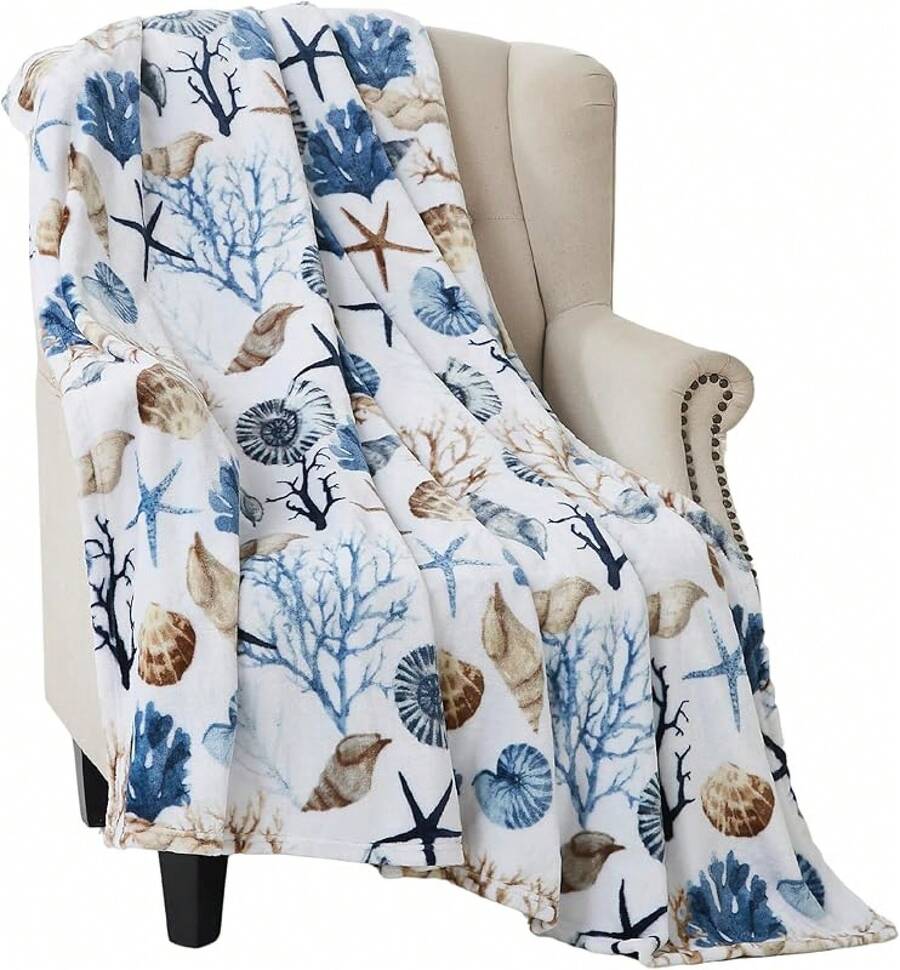 Manta de tiro de vida marina costera: Suave y esponjosa de felpa de terciopelo con tonos calmantes de azules y beige sobre blanco, accesorio para sofá, sofá, silla, cama o dormitorio (Conchas costeras)