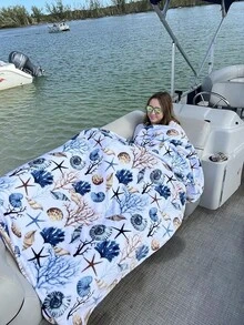 Manta de tiro de vida marina costera: Suave y esponjosa de felpa de terciopelo con tonos calmantes de azules y beige sobre blanco, accesorio para sofá, sofá, silla, cama o dormitorio (Conchas costeras)