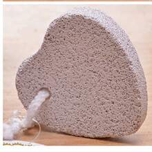 Frotar los pies con piedras flotantes para eliminar los callos, moler los pies con piedras en forma de corazón