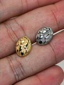 1 par de pendientes de botón cuadrados con textura geométrica vintage, pendientes de pepita chapados en oro de 18 quilates para hombres, pendientes de atuendo urbano, joyería diaria para hombres - Cuadrado - Ver 6