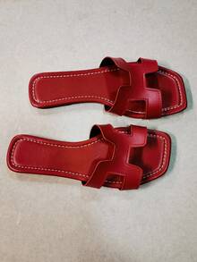 Letnie nowe sandały w kształcie litery H z 2025 roku, proste, codzienne kapcie na plażę dla kobiet, jednolity kolor, eleganckie, skórzane, na plażę, wakacje, do domu, na imprezę, na zewnątrz, lato