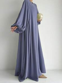 一件柔软透气亲肤的褶皱设计时尚百搭女式长袍，适合日常穿着。