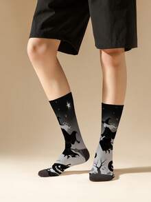 1 par de calcetines con degradado gris y negro de bruja y luna, calcetines de poliéster de estilo gótico de impresión digital de alta definición, tacto suave, para celebración de Halloween, regalo y uso diario