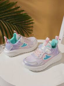 1 Paar modische, bequeme und leichte Frühlingssportschuhe für Kinder, zufällige Farbstreifen an der Seite, Sommer Mesh Ausschnitt Laufschuhe für große Kinder, rutschfeste und strapazierfähige EVA-Laufsohle für Schüler, geformtes Fußbett, weicher glänzender Boden, geeignet für den täglichen Gebrauch und Laufen