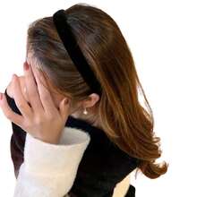 Elegant French Headband With Wide Velvet Edge - Black - View 3