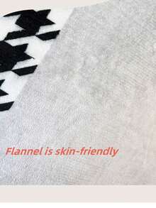 1块世界地图动物圆形地毯，以清晰的各大洲和海洋标记为底色，搭配从非洲长颈鹿到南极企鹅等栩栩如生的动物图案，带您踏上一段奇妙的环球之旅。采用柔软亲肤的材质，脚感舒适，经久耐用，易于清洁。适用于装饰客厅、卧室、书房等空间。