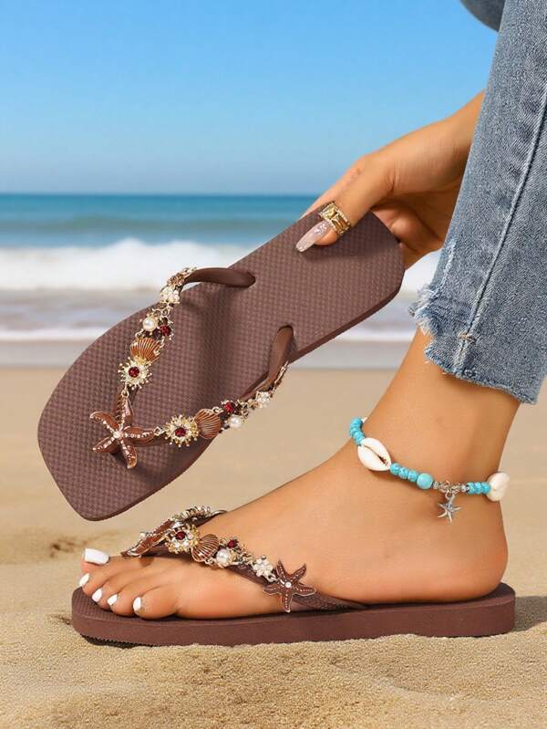 Sandales de plage carrées à la mode pour femmes avec chaîne métallique ornée de strass, coquillages, étoiles de mer, éléments de corail océanique, semelle souple antidérapante, chaîne décorative amovible, convient pour la plage, les vacances, l'été