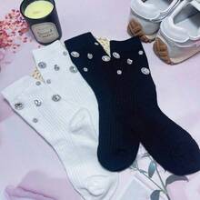 女士中筒袜，饰有闪亮水钻（每包1/2/4双）。透气、耐穿、休闲、时尚、柔软、舒适、可爱且百搭。适合春、夏、秋、冬四季穿着。是送给女性的完美礼物，也是约会、派对和其他场合的理想之选。时尚派对的必备单品，也是情人节或母亲节的绝佳礼物。