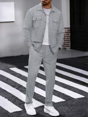 2 pezzi Set di camicia casual da uomo con colore unito, due tasche e colletto + pantaloni, outfit sportivo leggero per vacanze, primavera/autunno