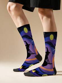 1 par de calcetines morados con estampado de remolino y bruja, calcetines versátiles de poliéster de media pantorrilla de impresión digital duradera para uso diario y celebraciones, ideales para eventos y regalos de Halloween