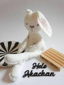 1 Peça Brinquedo de Pelúcia de Coelho Bordado Personalizado, Pode Bordar Texto, Nome, Aniversário, Logotipo, Presente Ideal para Dia dos Namorados, Aniversário, Cor de Bordado Personalizável, Textura Suave, Presente Surpresa, Coelho Elegante, Coelho Fofo, Presente para Pais, Namorada, Dia do Professor, Batizado, Festa, Halloween, Natal