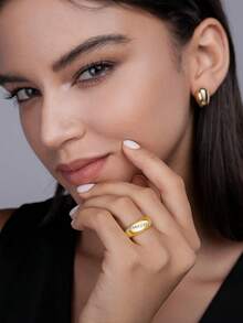 1 chiếc nhẫn Moissanite, bạc Sterling 925 mạ vàng 18K, thiết kế tối giản thời trang, hình kim cương tròn cổ điển, thích hợp để đeo hàng ngày hoặc những dịp đặc biệt như đám cưới, tiệc tùng, tiệc chiêu đãi, chất liệu ít gây dị ứng và không chứa niken bảo vệ da, Moissanite sáng bóng mang lại vẻ thanh lịch quý phái, hoàn hảo cho nhẫn đính hôn hoặc nhẫn cưới, cũng là một món quà tuyệt vời cho ngày kỷ niệm, sinh nhật hoặc ngày lễ, đi kèm với chứng nhận GRA - Vàng - Xem 3