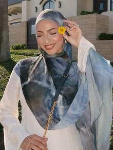 1件新款水彩印花穆斯林头巾，高端渐变大理石水彩印花，优雅女士头巾，柔软材质，多功能防晒/防风头巾披肩，适合日常生活/节日派对/宴会，可用作长袍配饰。 - 水墨藍 - 查看 4