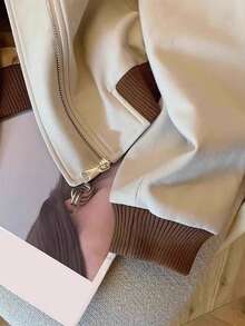 SAOYANGYU 女士休闲日常拼接撞色罗纹棒球夹克，小徽章装饰，宽松拉链款，270克梭织面料，春季款 - 杏色 - 查看 4