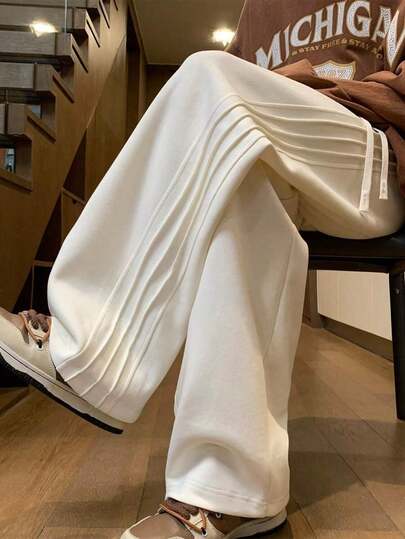 Wide Loose Pants With Pleated Accents. Comfortable To Wear In Japan.