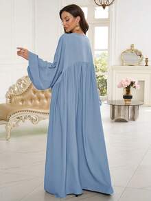 一件柔软透气亲肤的褶皱设计时尚百搭女式长袍，适合日常穿着。