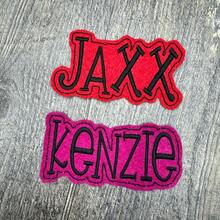 定制1/3/5件装刺绣姓名贴片 - 个性化熨烫/缝纫贴片，3-6英寸，适用于夹克、帽子、妈妈礼物等。多功能、装饰性、字母、时尚、现代、多彩、可爱、休闲、定制、个性化、独特、个性化、送给他的理想礼物、送给她的理想礼物、定制儿童成长纪念品、圣诞礼物用品、旅行收纳用品。 - 彩色 - 查看 7