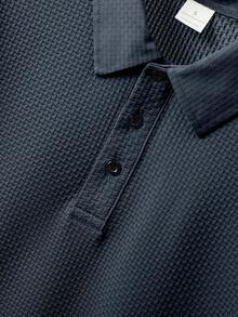 一件优雅刺绣图案男士商务休闲POLO衫，加大码，适合体型偏胖的男士，面料舒适，适合春夏穿着、叠穿、旅行、高尔夫/网球、日常休闲穿着，是送给男士的绝佳礼物。 - 藏蓝色 - 查看 4