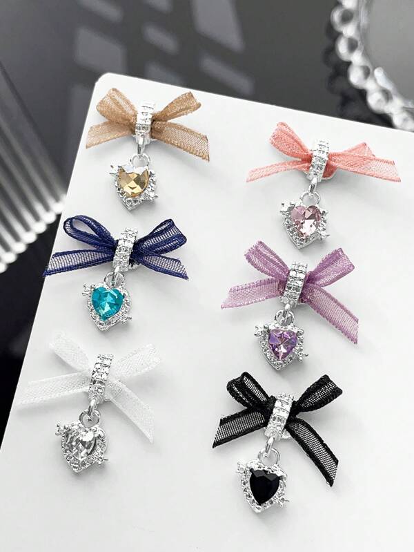 10 قطعة من الزينة المعدنية الفاخرة على شكل قلب كبير فضي ذو فيونكة، بتصميم فيونكة الحب على الطراز الشرقي، لتزيين الأظافر، مناسبة للأظافر الاكريليك والهواتف والأحذية والملابس والحقائب، مجموعة ألوان متنوعة من الأبيض والوردي والأزرق والبنفسجي والأسود والشمبانيا مرصعة بالراين ستون